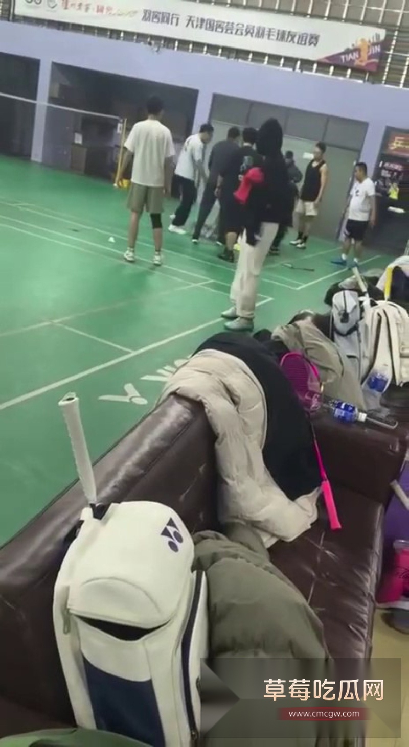 天津羽毛球场冲突 输赢争执引发激烈打斗 3 天津羽毛球场冲突 输赢争执引发激烈打斗 3