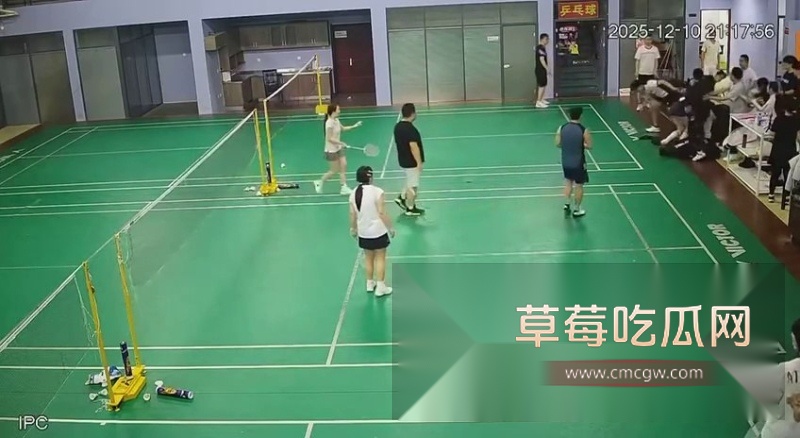 天津羽毛球场冲突 输赢争执引发激烈打斗 4 天津羽毛球场冲突 输赢争执引发激烈打斗 4