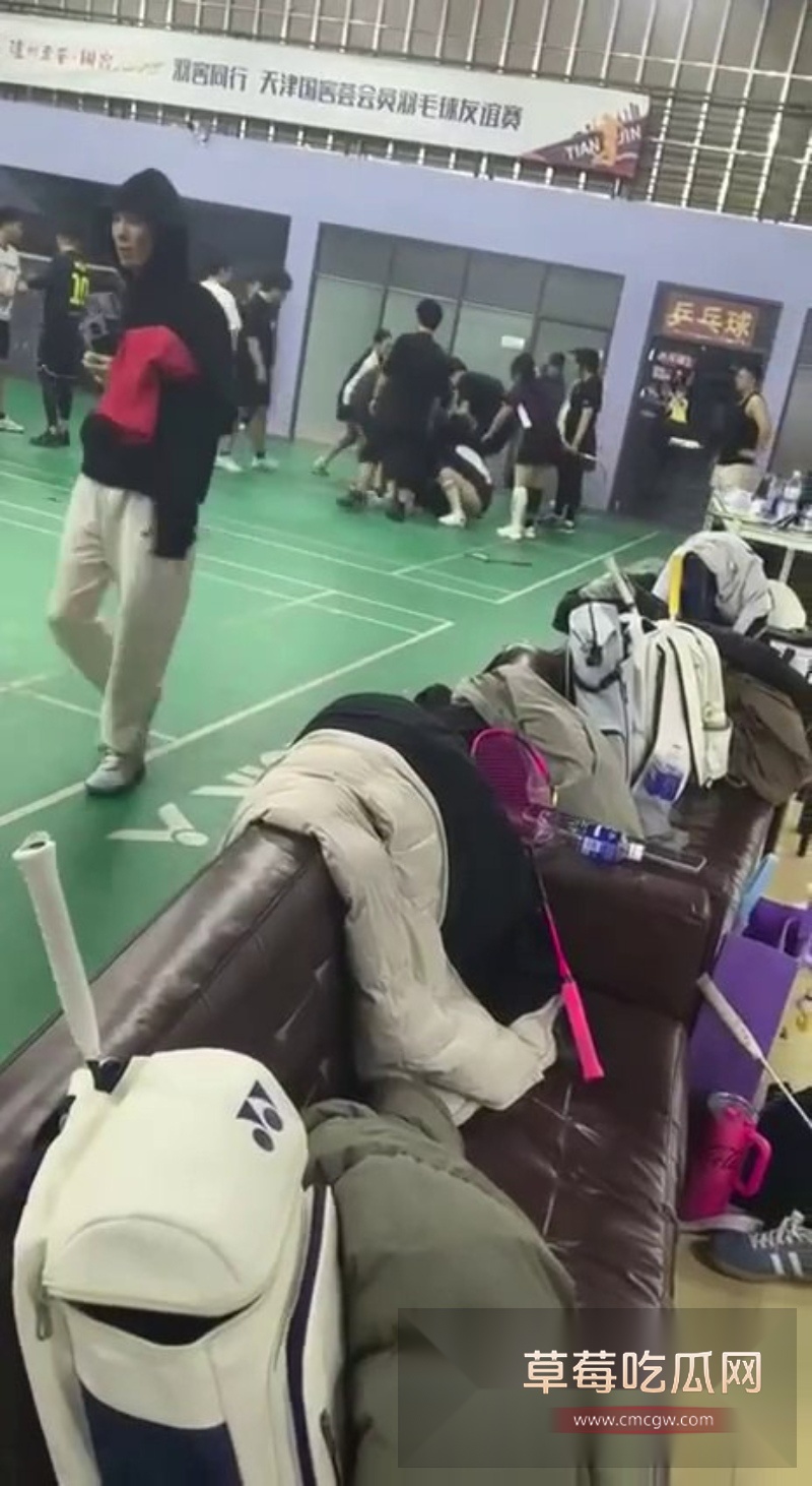 天津羽毛球场冲突 输赢争执引发激烈打斗 6 天津羽毛球场冲突 输赢争执引发激烈打斗 6
