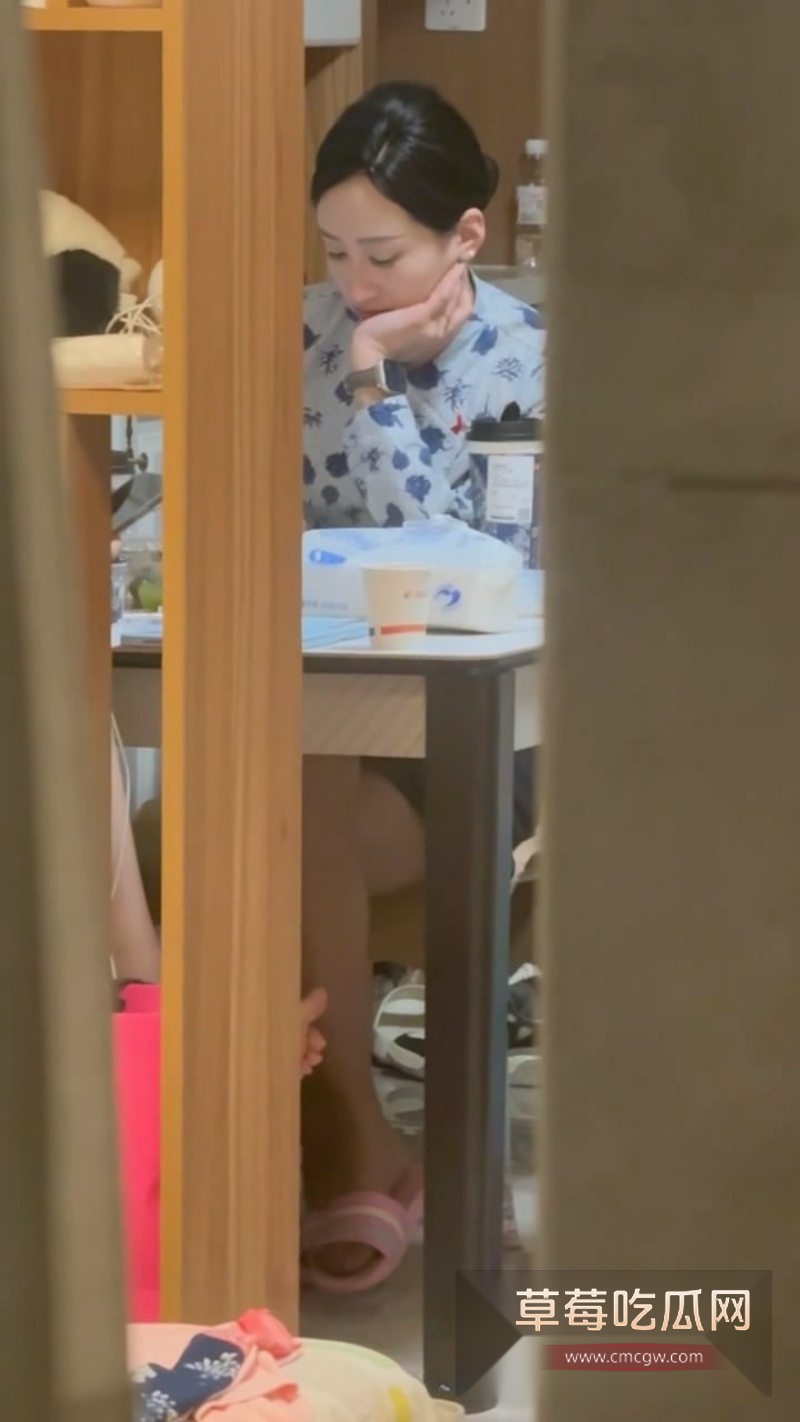 大神窗外偷拍多位空姐的宿舍日常1 大神窗外偷拍多位空姐的宿舍日常1