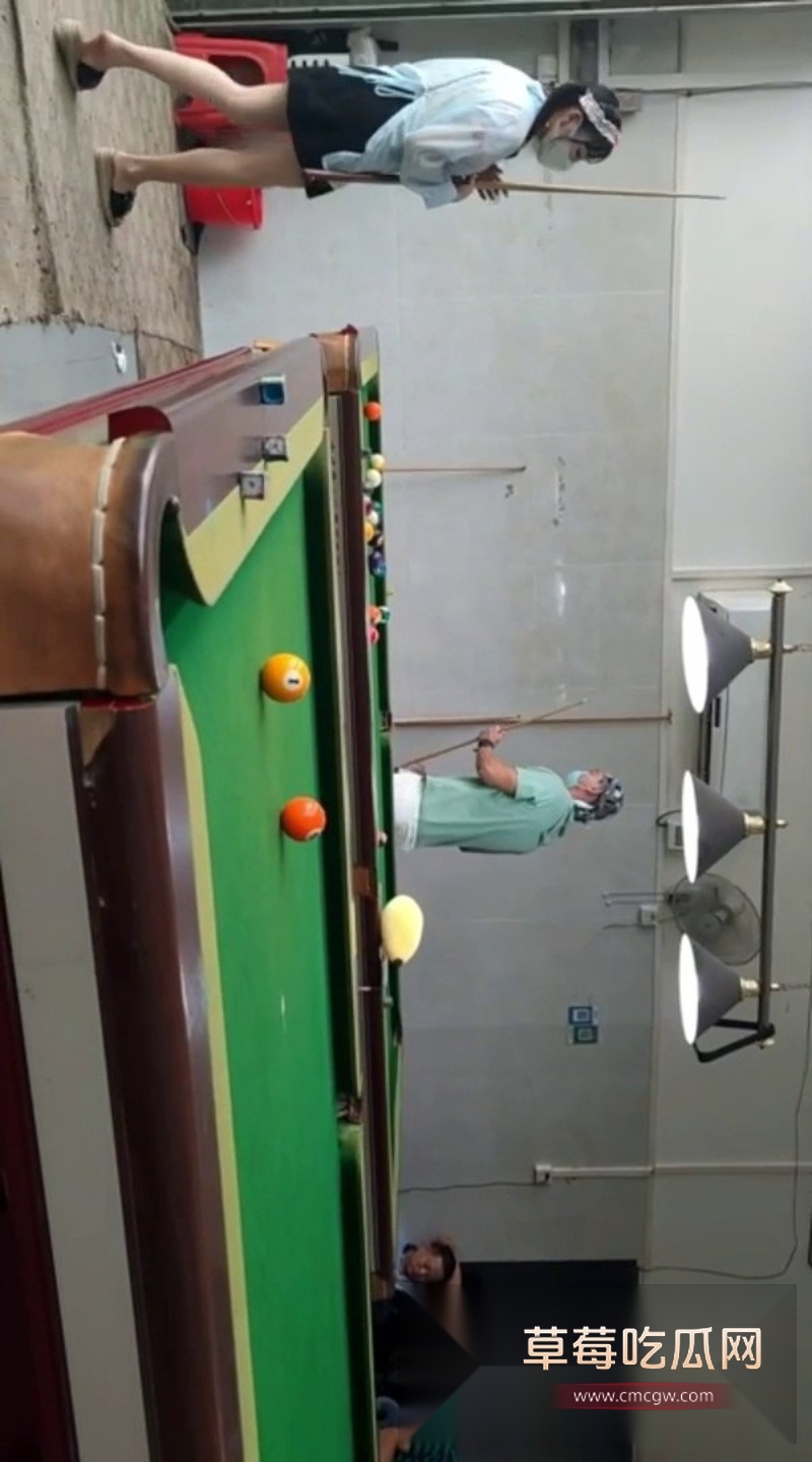 推特网红TonyJ和贝贝户外台球厅露出 1