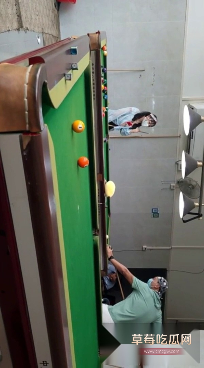 推特网红TonyJ和贝贝户外台球厅露出 2