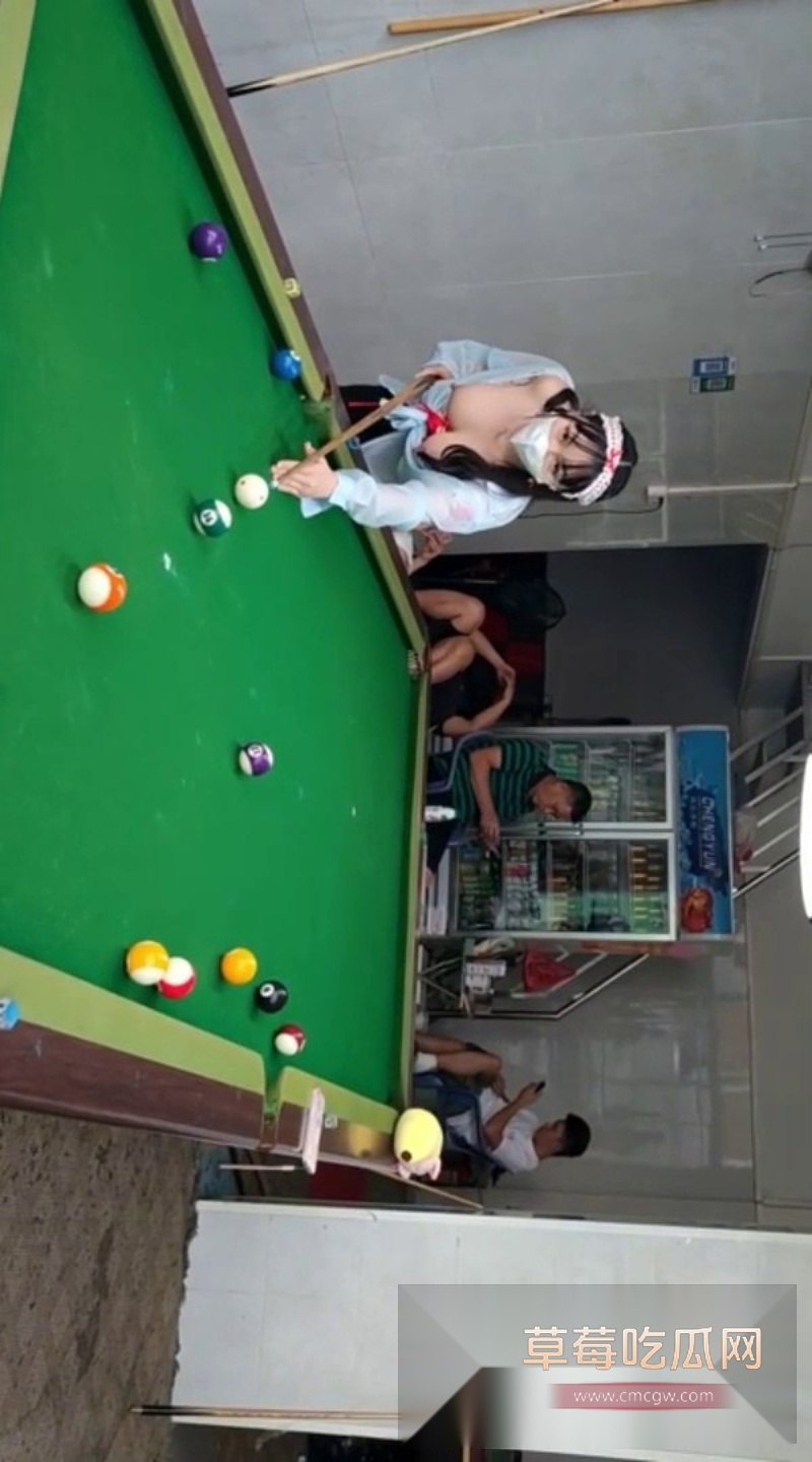 推特网红TonyJ和贝贝户外台球厅露出 3