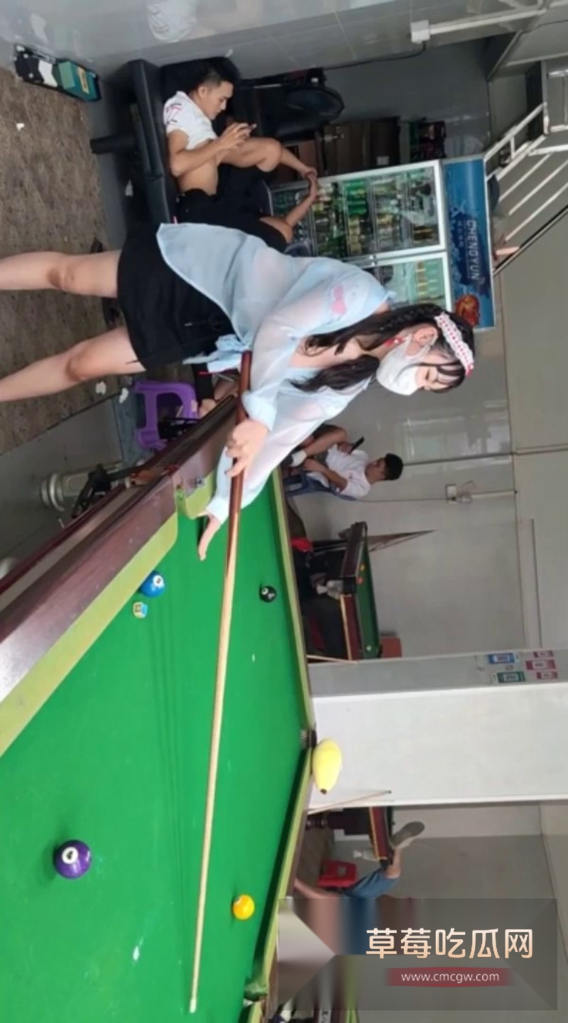 推特网红TonyJ和贝贝户外台球厅露出 4