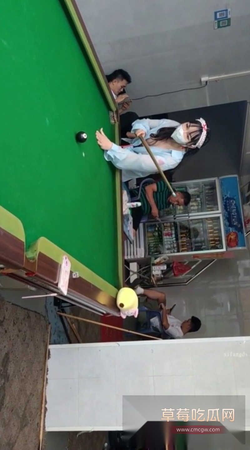 推特网红TonyJ和贝贝户外台球厅露出 5