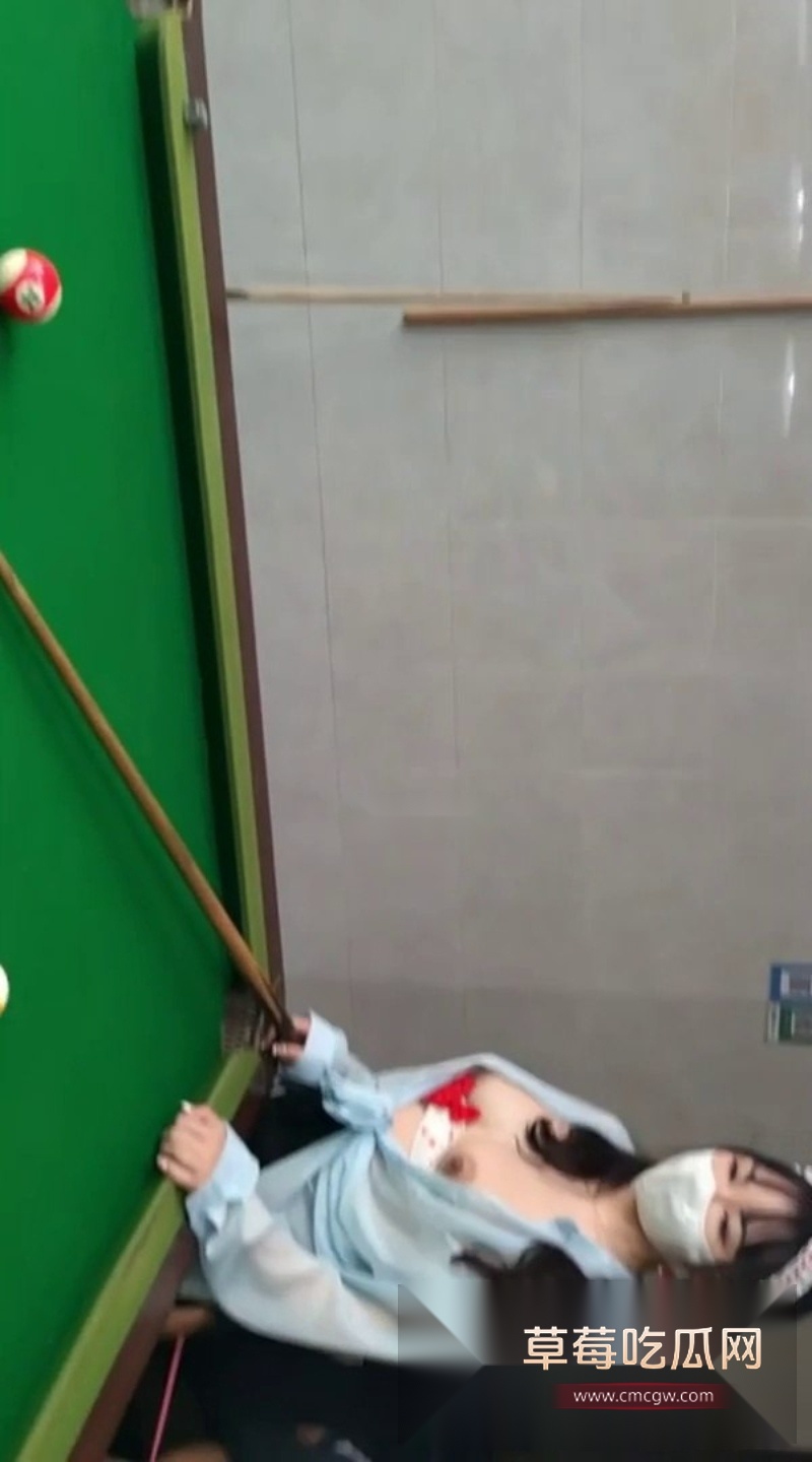 推特网红TonyJ和贝贝户外台球厅露出 7