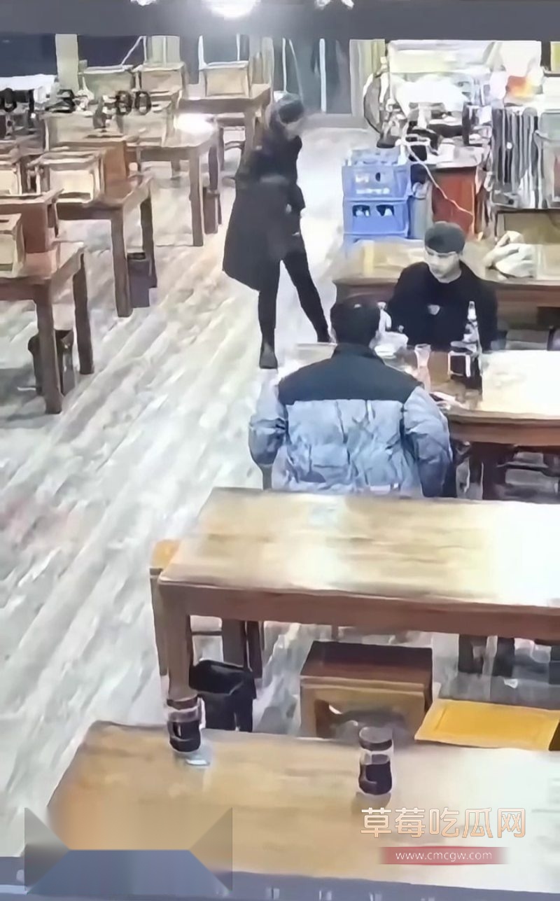 餐馆监控捕捉到震碎三观的一幕1 餐馆监控捕捉到震碎三观的一幕1