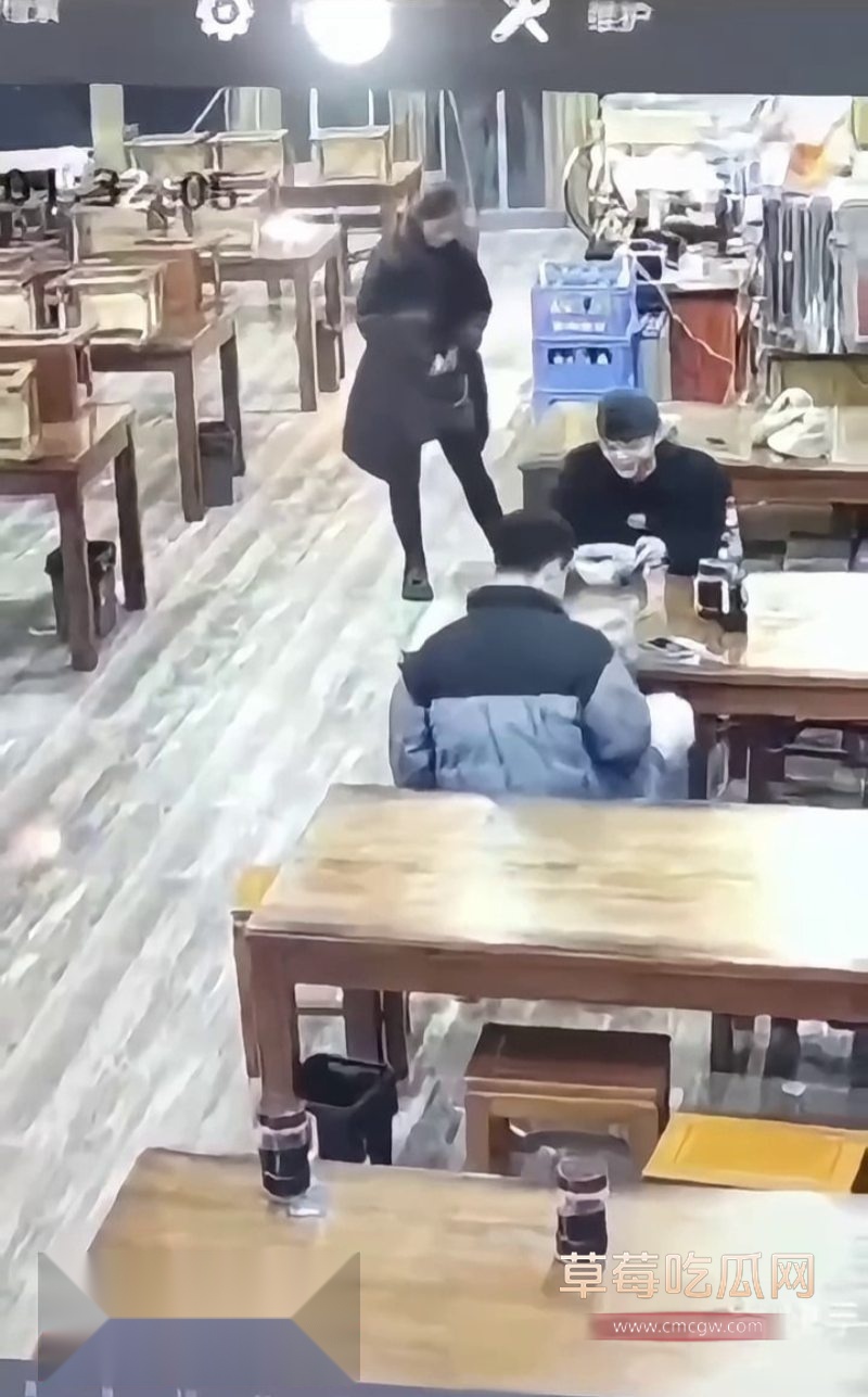 餐馆监控捕捉到震碎三观的一幕2 餐馆监控捕捉到震碎三观的一幕2