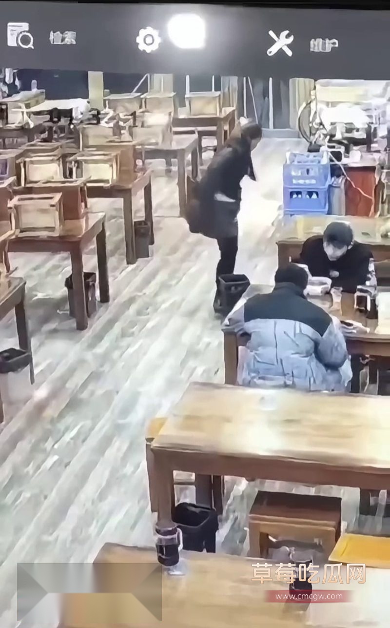 餐馆监控捕捉到震碎三观的一幕3 餐馆监控捕捉到震碎三观的一幕3