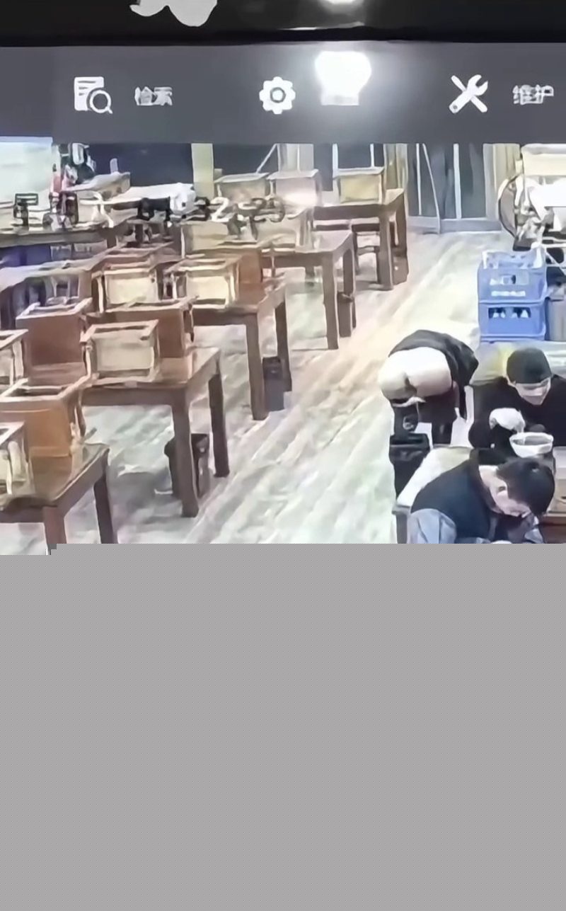 餐馆监控捕捉到震碎三观的一幕4 餐馆监控捕捉到震碎三观的一幕4