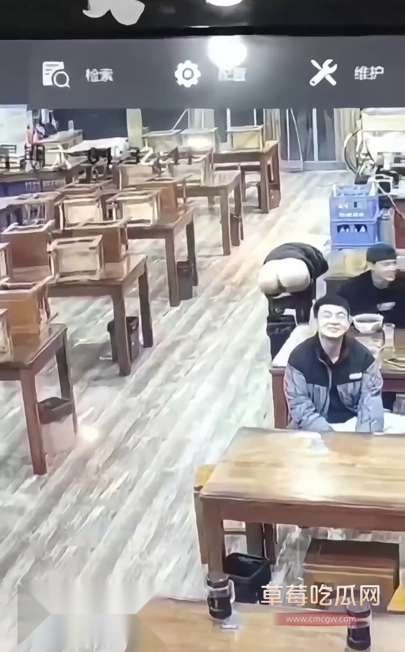 餐馆监控捕捉到震碎三观的一幕6 餐馆监控捕捉到震碎三观的一幕6
