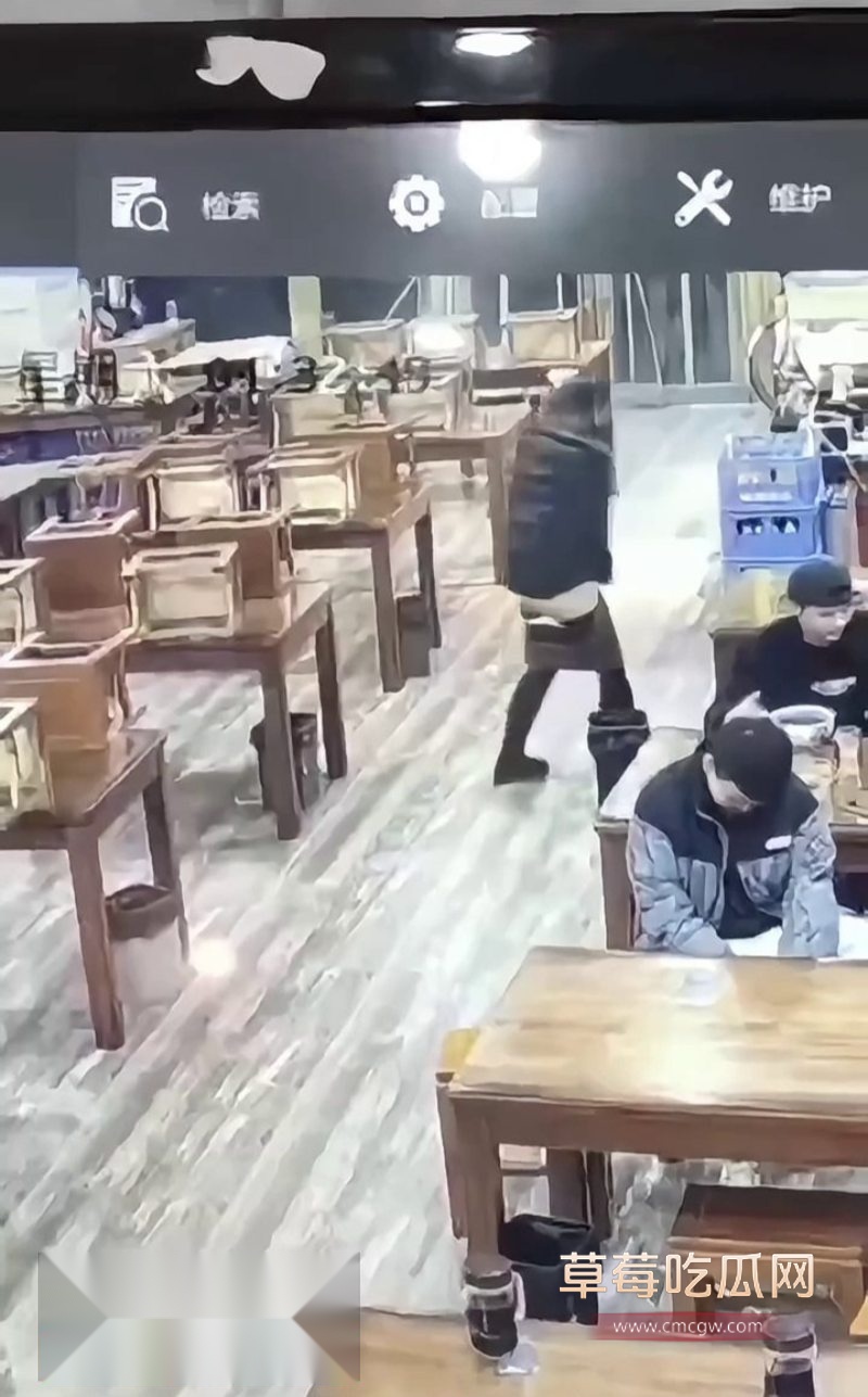 餐馆监控捕捉到震碎三观的一幕7 餐馆监控捕捉到震碎三观的一幕7