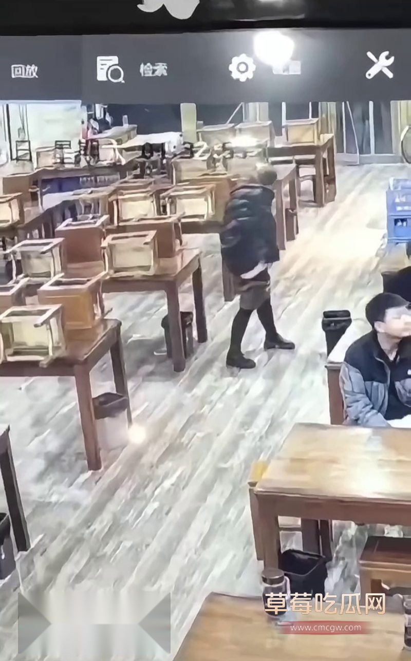 餐馆监控捕捉到震碎三观的一幕8 餐馆监控捕捉到震碎三观的一幕8