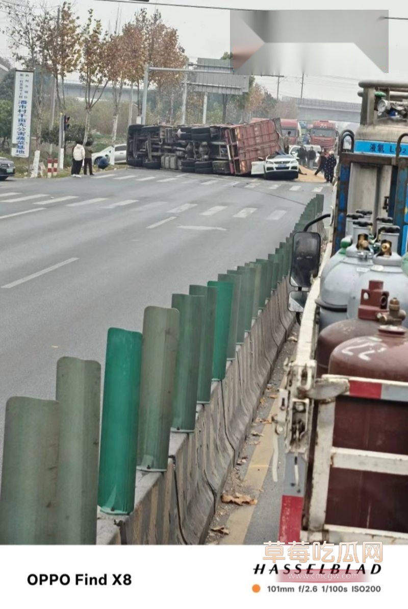 荆监一级公路黄场段货车发生侧翻事故1