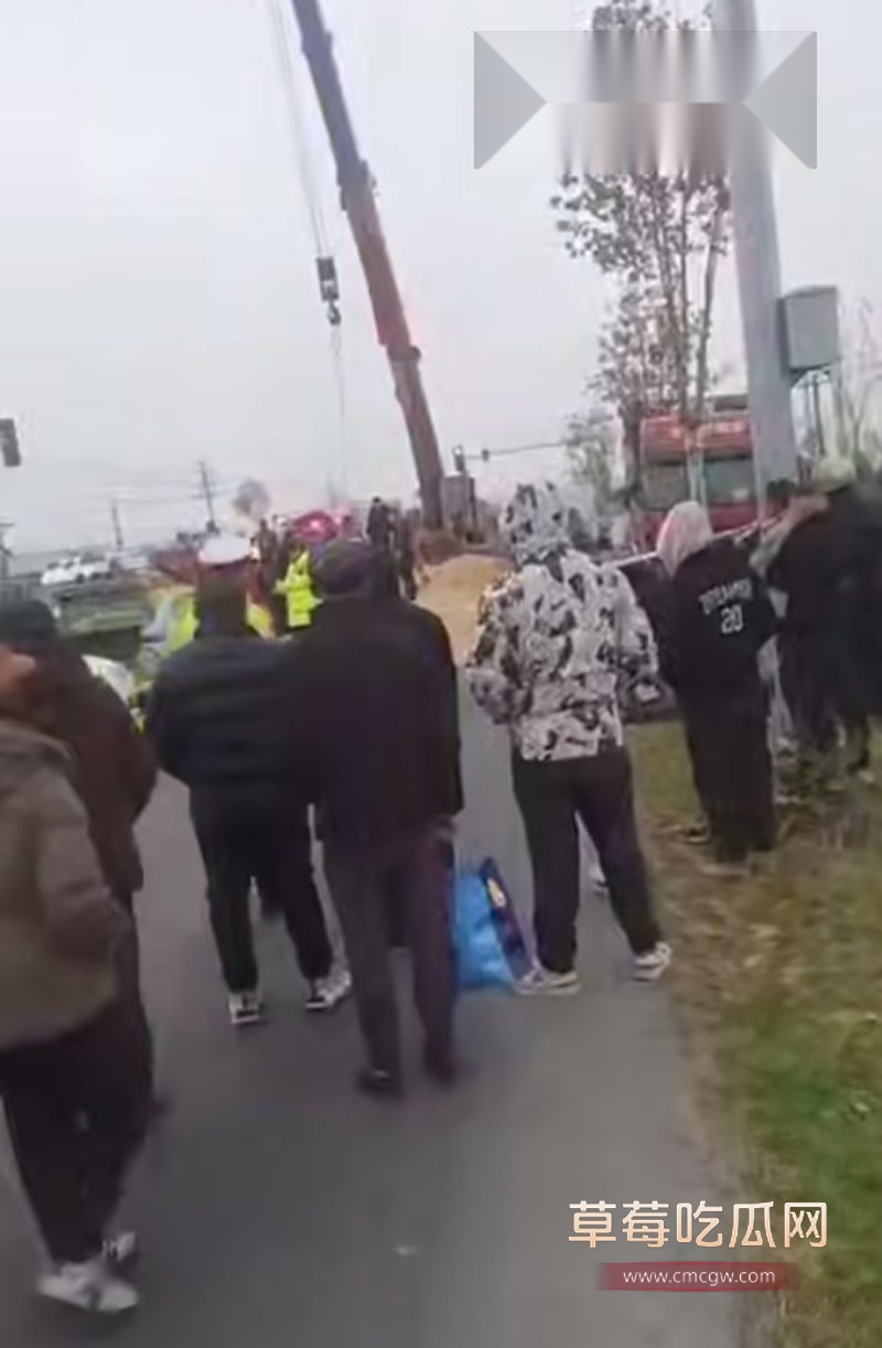 荆监一级公路黄场段货车发生侧翻事故5