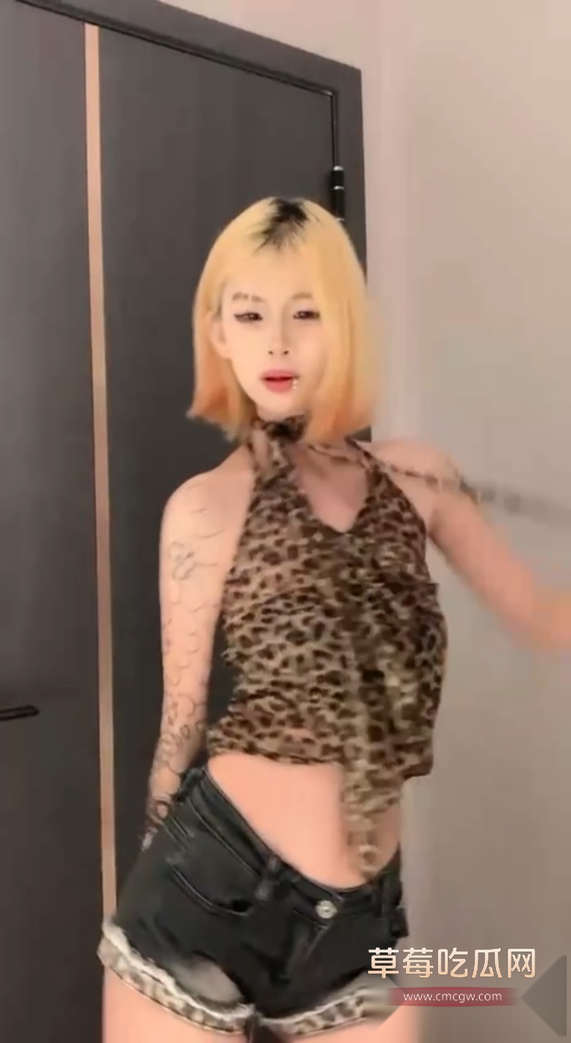 花臂黄毛精神小妹1 1