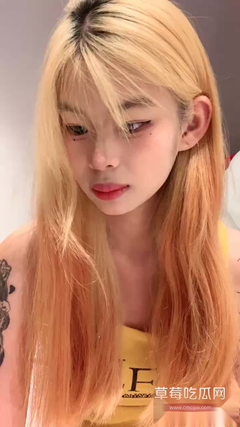 花臂黄毛精神小妹8