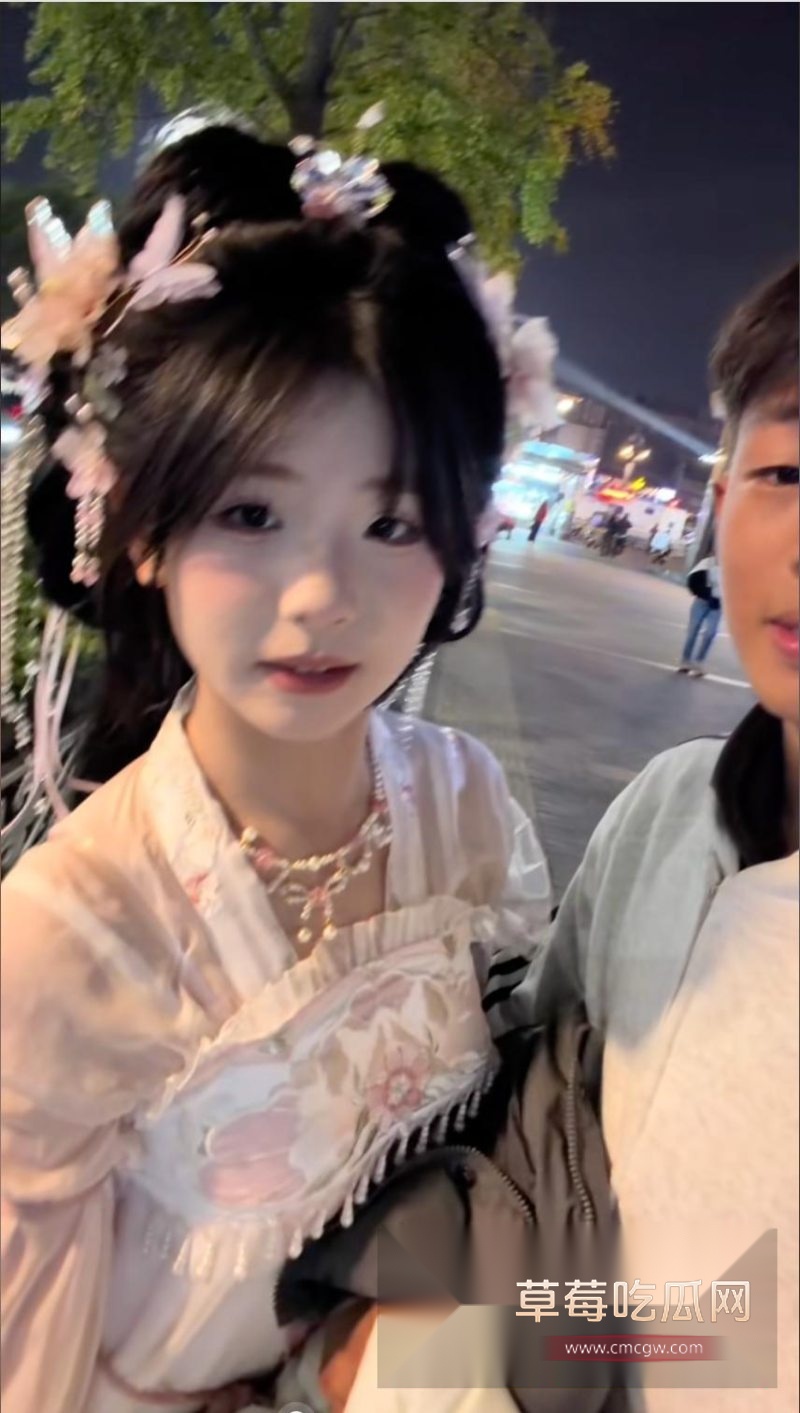 抖音清纯女大选择直接走捷径2