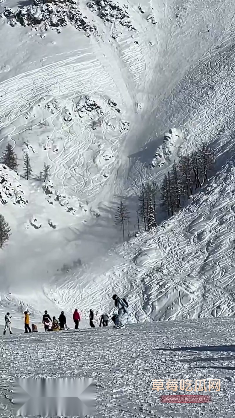 新疆禾木吉克普林滑雪场突发雪崩4 新疆禾木吉克普林滑雪场突发雪崩4