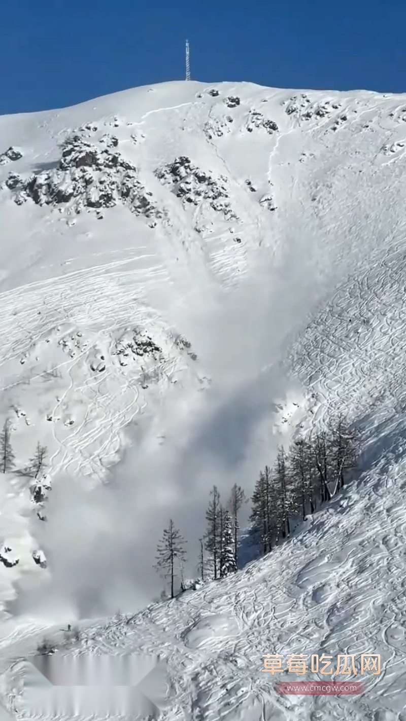 新疆禾木吉克普林滑雪场突发雪崩6 新疆禾木吉克普林滑雪场突发雪崩6