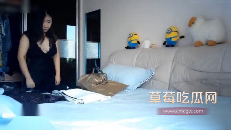 丰满巨乳熟女趁着老公出差约炮友家中激战1