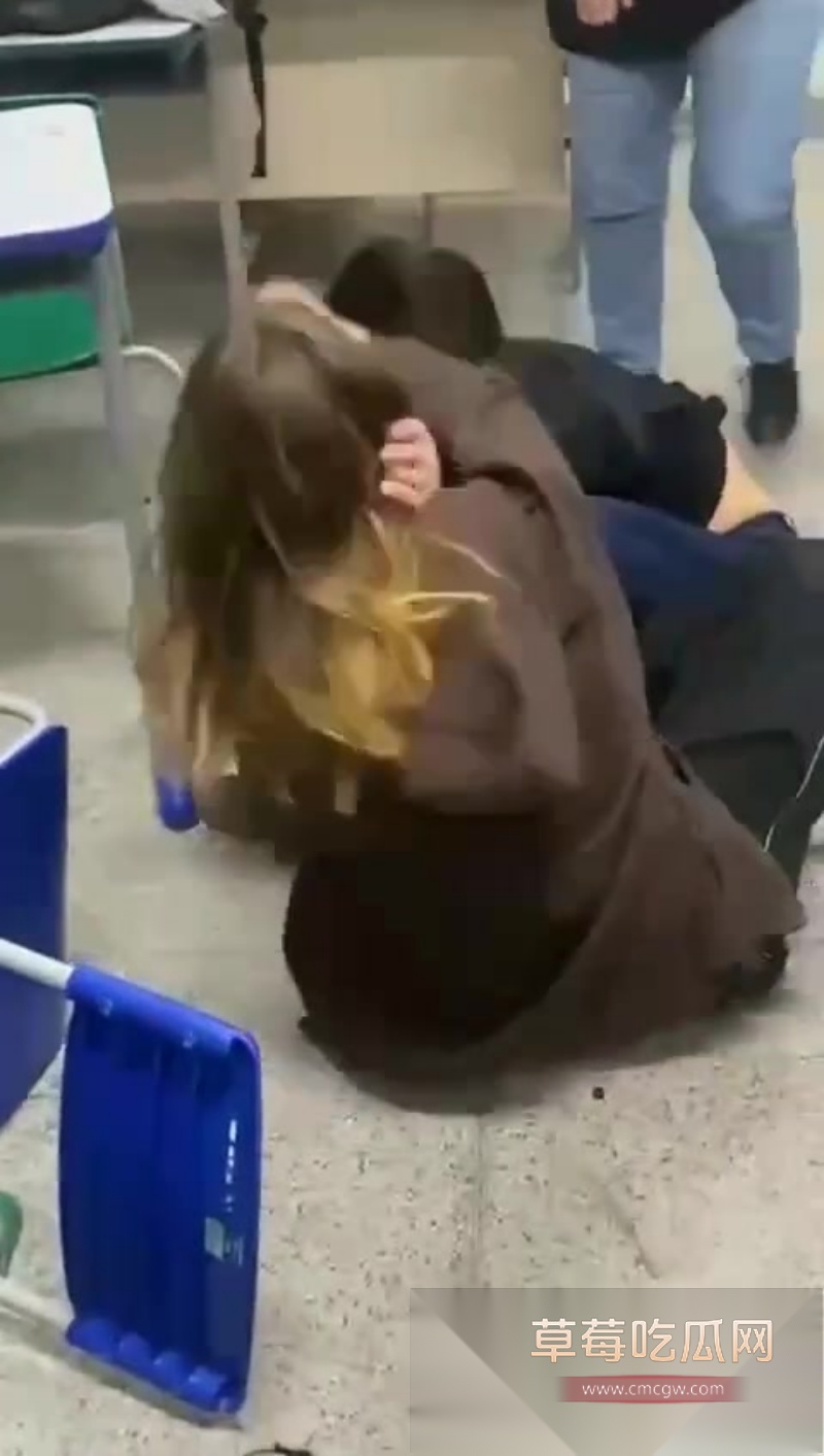外国女学生在校教室里激烈打架 1