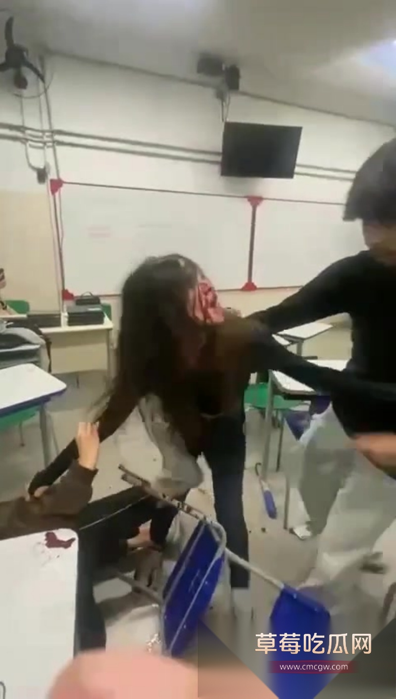 外国女学生在校教室里激烈打架 2