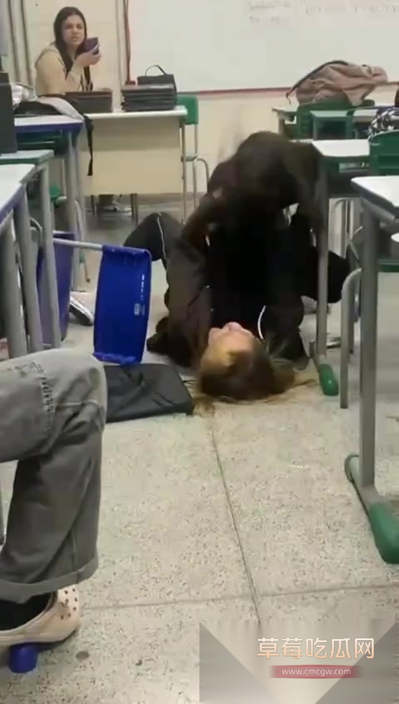 外国女学生在校教室里激烈打架 3