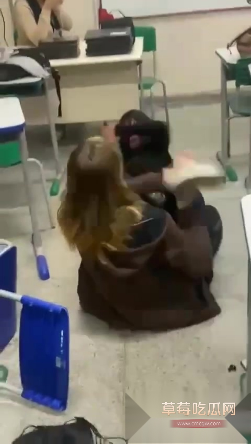 外国女学生在校教室里激烈打架 5