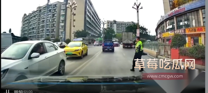 重庆精神小伙抢道被碾压  1