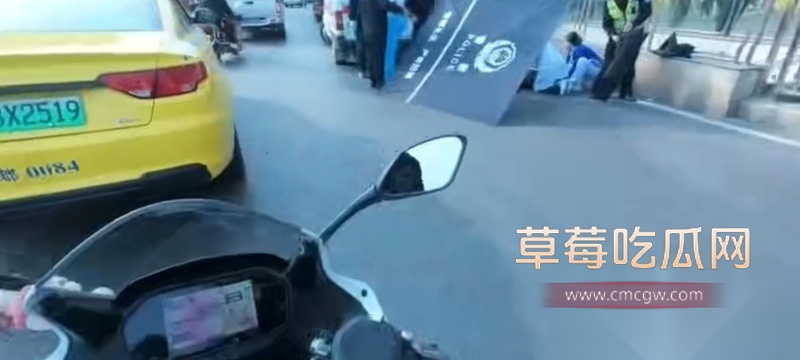 重庆精神小伙抢道被碾压  3