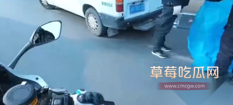 重庆精神小伙抢道被碾压  4