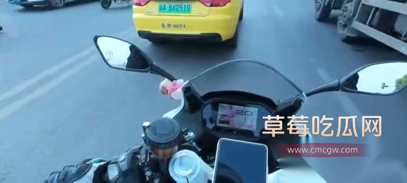 重庆精神小伙抢道被碾压  5