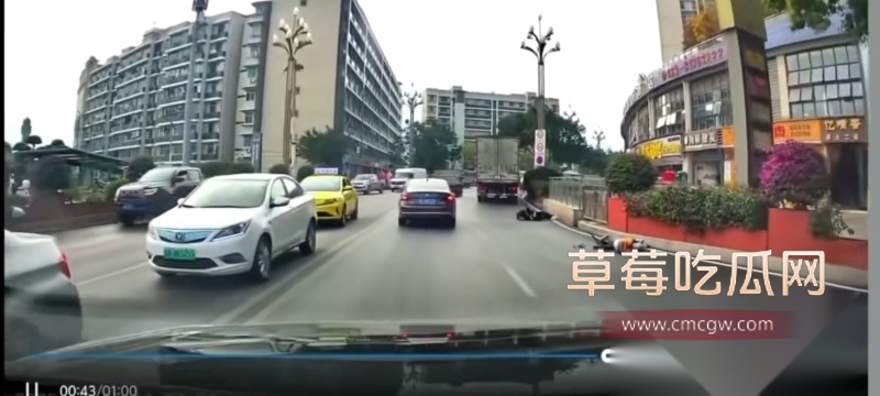 重庆精神小伙抢道被碾压  6