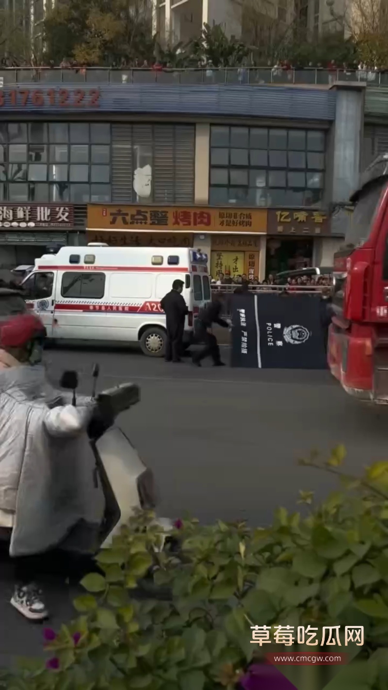 重庆精神小伙抢道被碾压  7