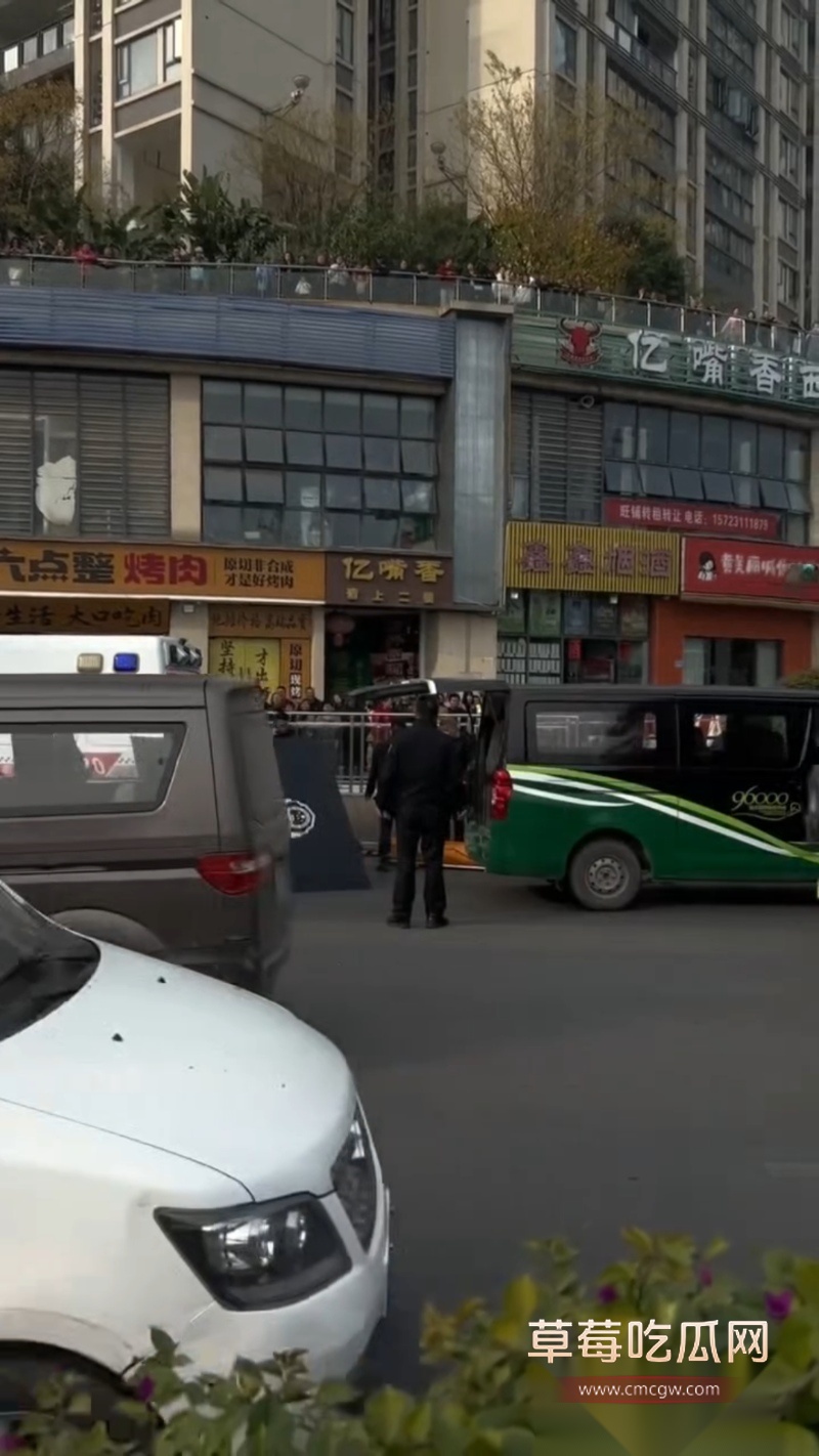 重庆精神小伙抢道被碾压  9