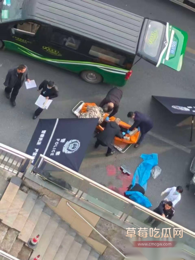 重庆精神小伙抢道被碾压  12