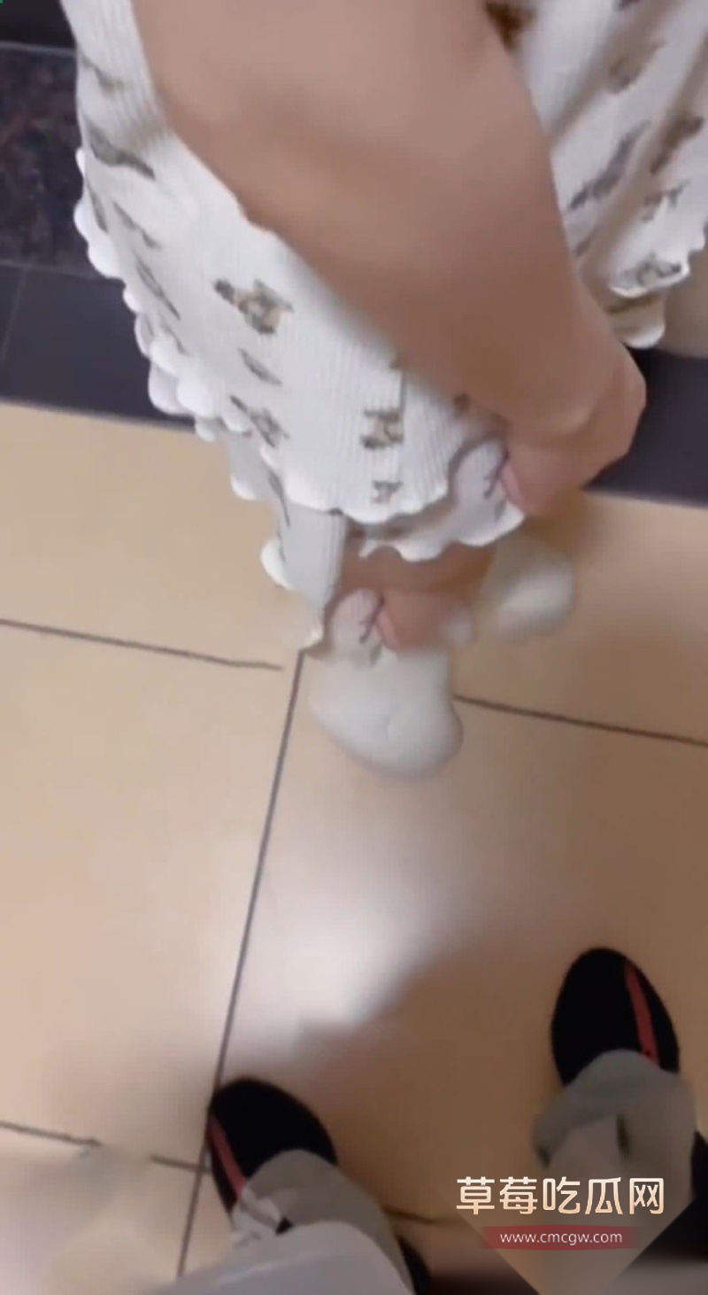 电梯里逮着妹妹不放 7 电梯里逮着妹妹不放 7