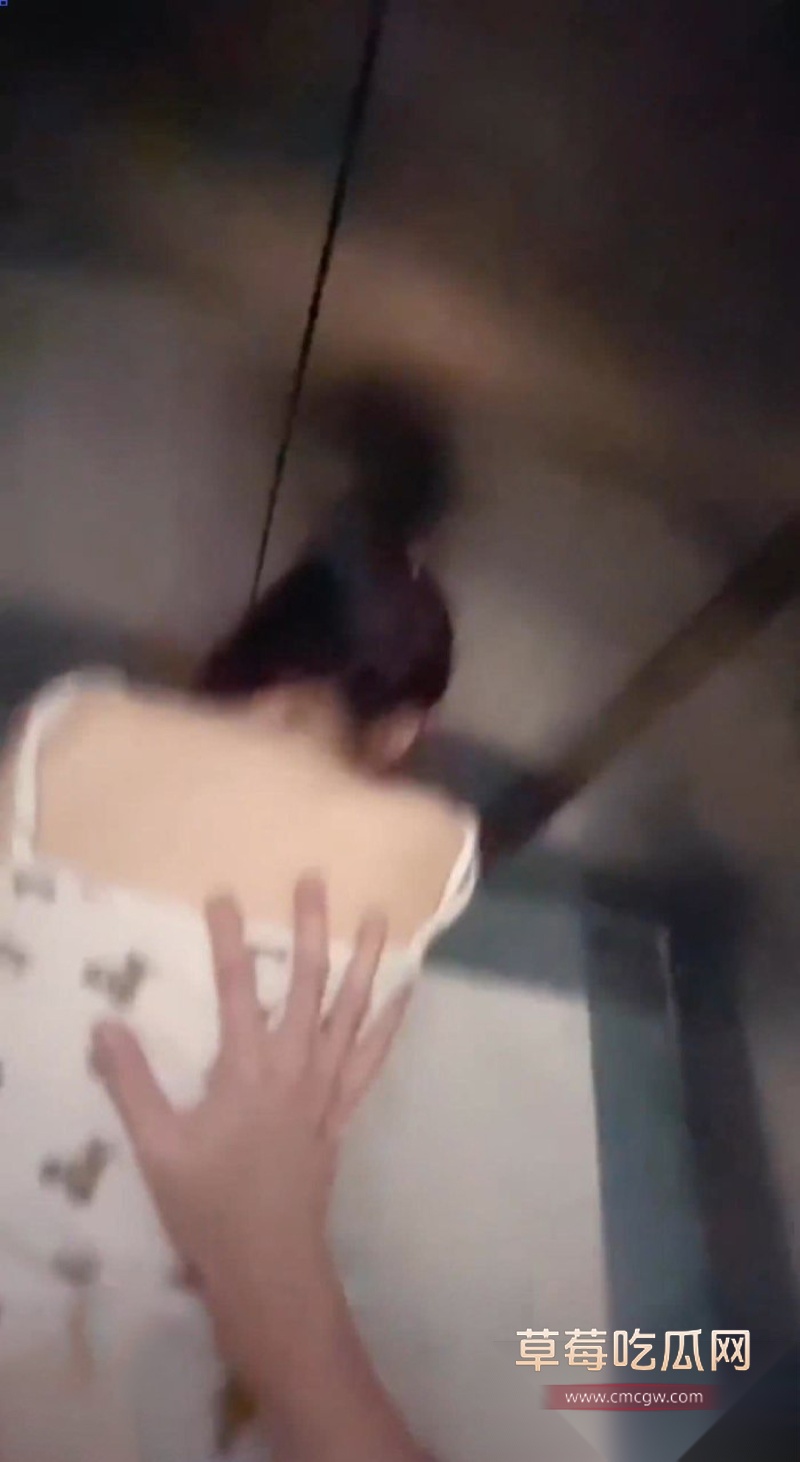 电梯里逮着妹妹不放 15 电梯里逮着妹妹不放 15