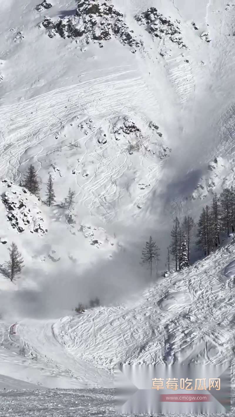 新疆禾木吉克普林滑雪场突发雪崩 1