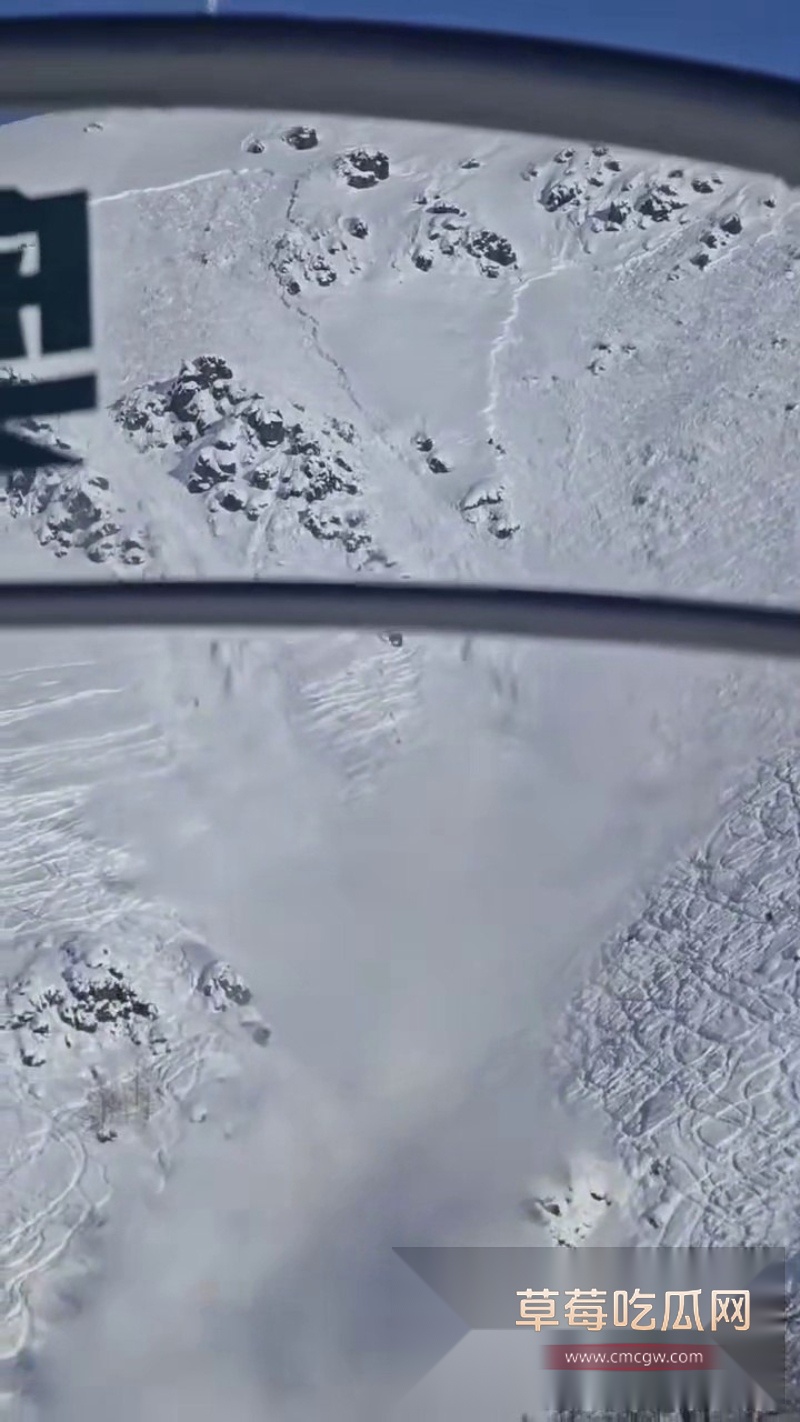 新疆禾木吉克普林滑雪场突发雪崩 2