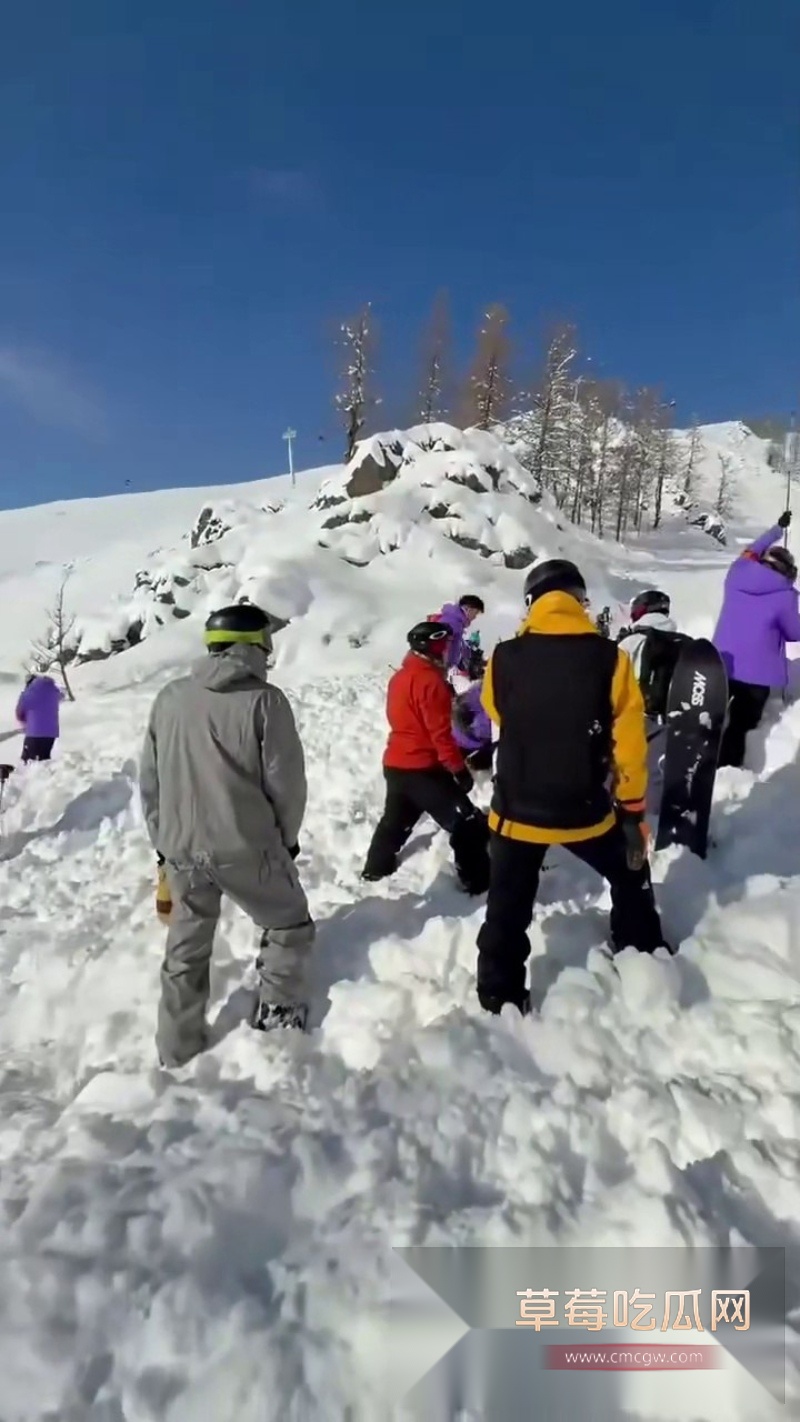 新疆禾木吉克普林滑雪场突发雪崩 7