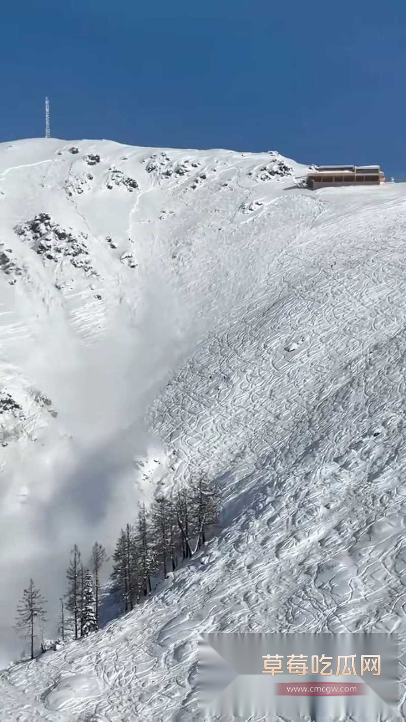 新疆禾木吉克普林滑雪场突发雪崩 8