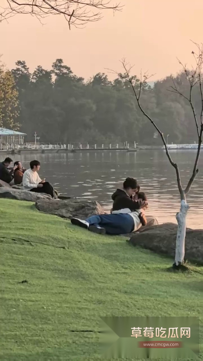 小情侣户外狂野吃奶游戏 1