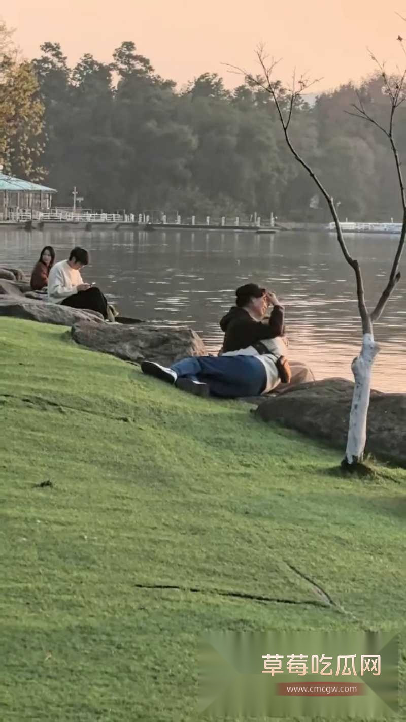 小情侣户外狂野吃奶游戏 3