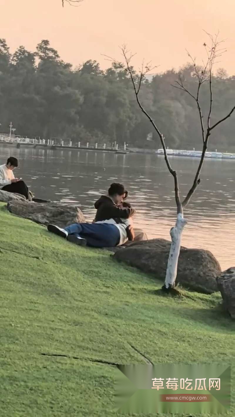 小情侣户外狂野吃奶游戏 4