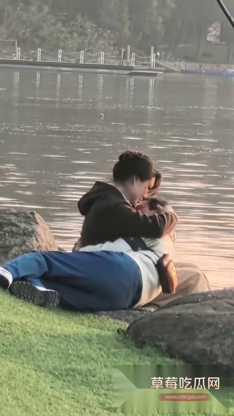 小情侣户外狂野吃奶游戏 5