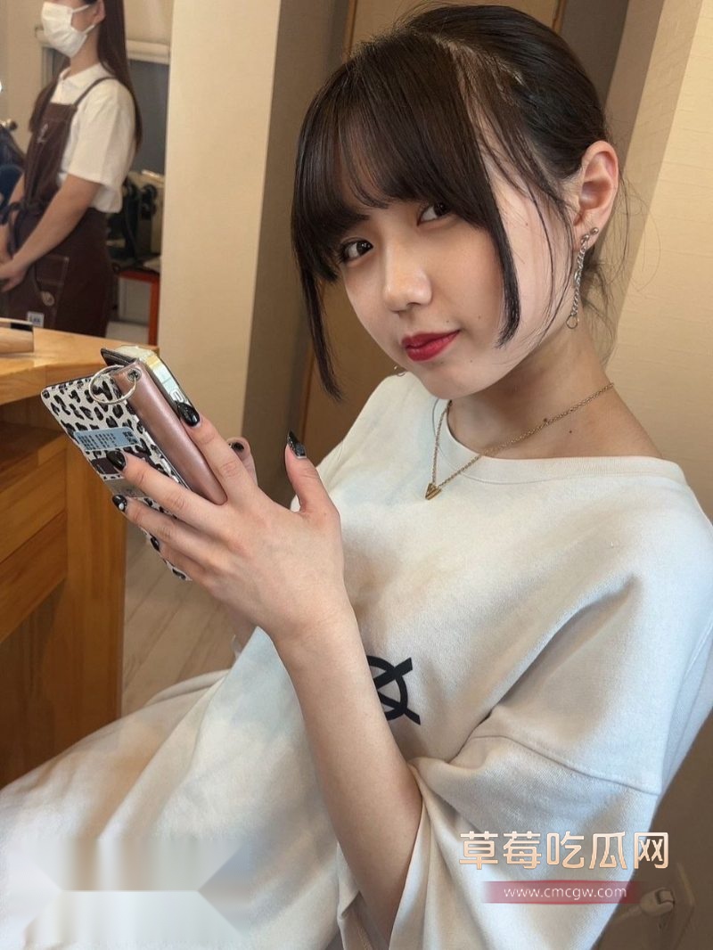 日本可爱女大学生在公园厕所大胆自慰2 日本可爱女大学生在公园厕所大胆自慰2