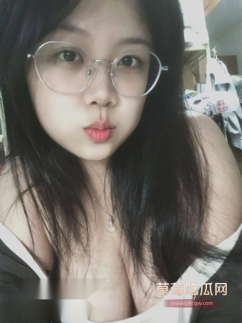 江苏常州大奶眼镜婊王秋颖3 江苏常州大奶眼镜婊王秋颖3