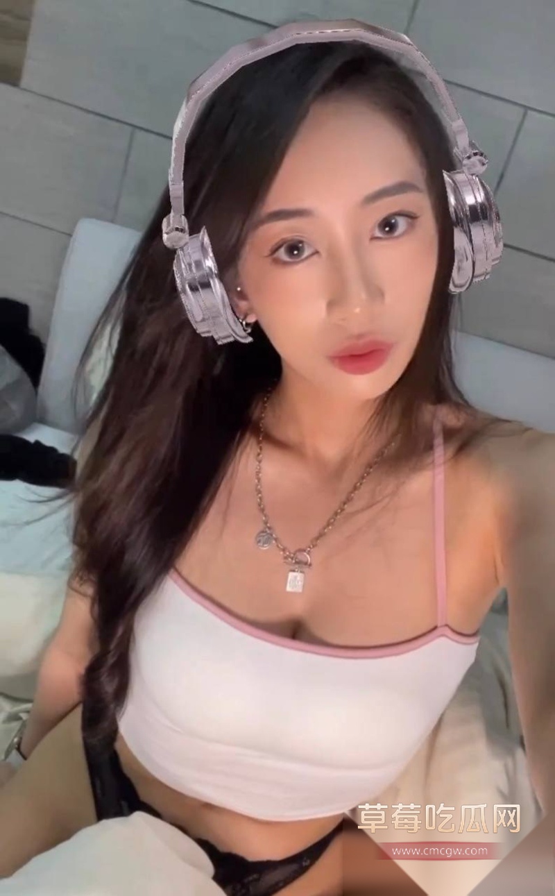 19岁美少女被包养后拍摄不雅 11 19岁美少女被包养后拍摄不雅 11